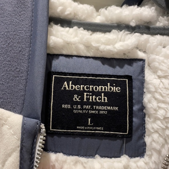 Abercrombie and Fitch Sherpa hoodie. Quilted front design. - Picture 2 of 5